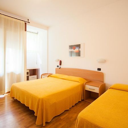 Hotel Ulisse 卡尔佩尼亚 外观 照片