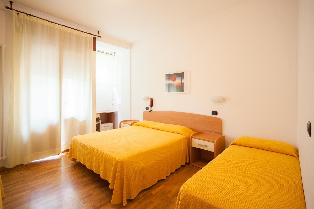 Hotel Ulisse 卡尔佩尼亚 外观 照片