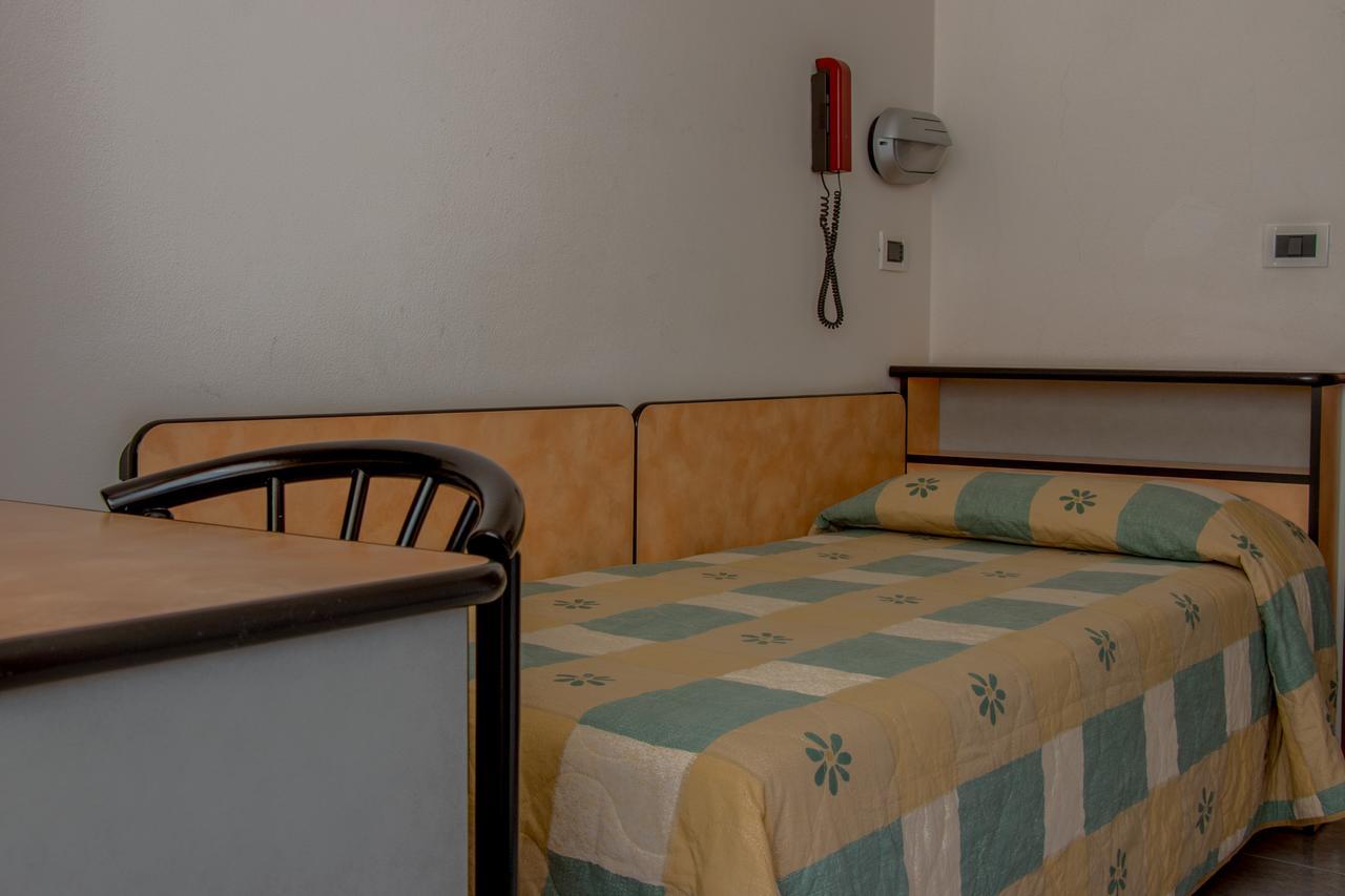 Hotel Ulisse 卡尔佩尼亚 外观 照片